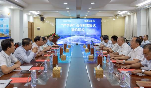 1.304am永利集团与张掖公路局在张掖公路局举行“产学研框架协议”签约仪式。(钟晓亮 摄).jpg